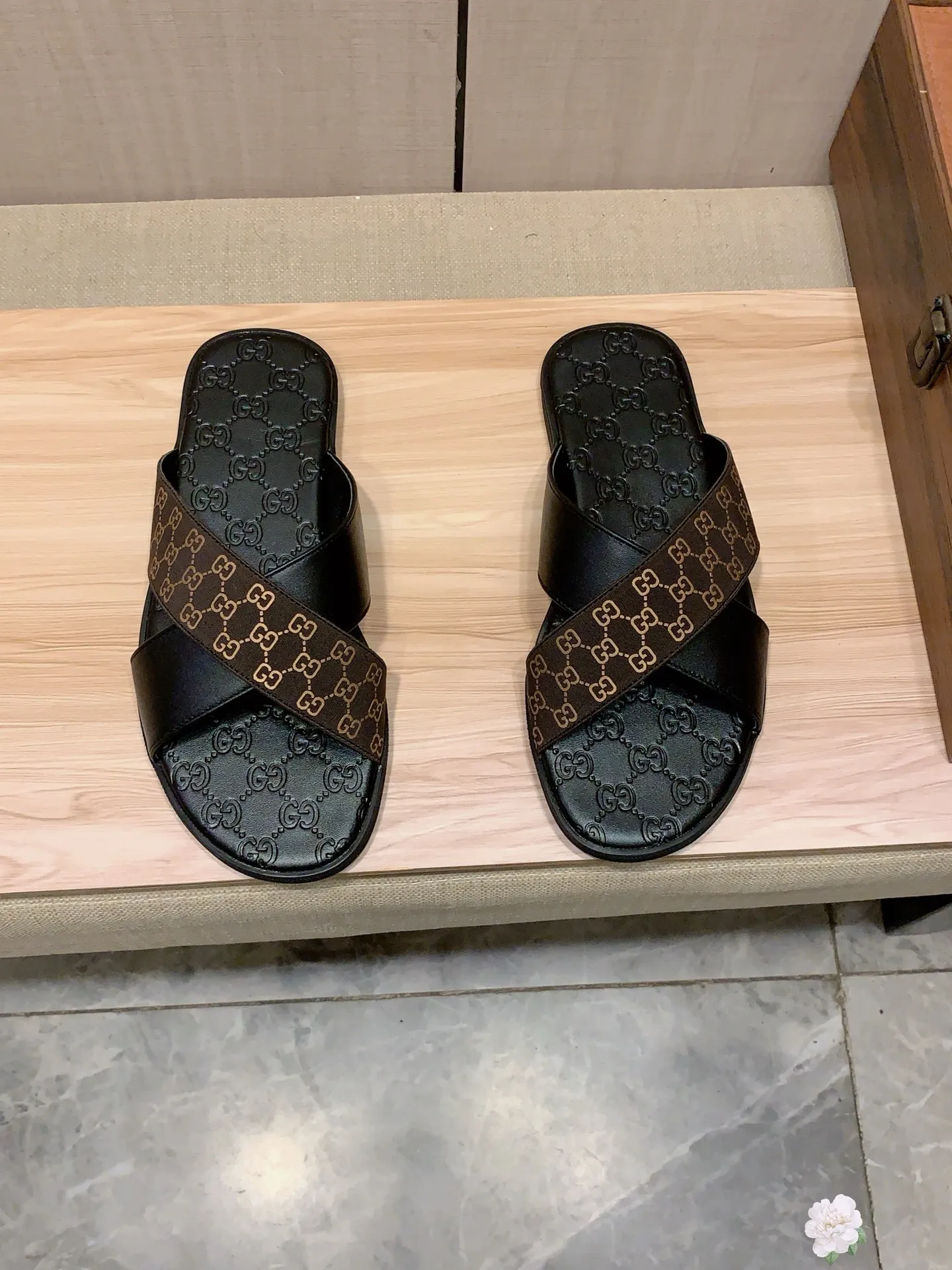 Slippers: New model: Factory price: 260💰💰🎩🎩🔥🔥《 Gucci* 》Series of slippers top purchasing agent🔍🔍Sold at the same time for men, original Italian imported webbing made of selected cowhide, exquisite workmanship,), sole: (super comfortable) original factory special sole, ⚠️exclusive double-layer movable molded sole super comfortable⚠️, real shot🎬the real thing is more beautiful🔍🔍266 regular code 38-44, can be ordered 45.